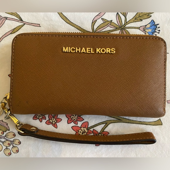 Michael Kors Continental Wristlet - Picture 2 of 6